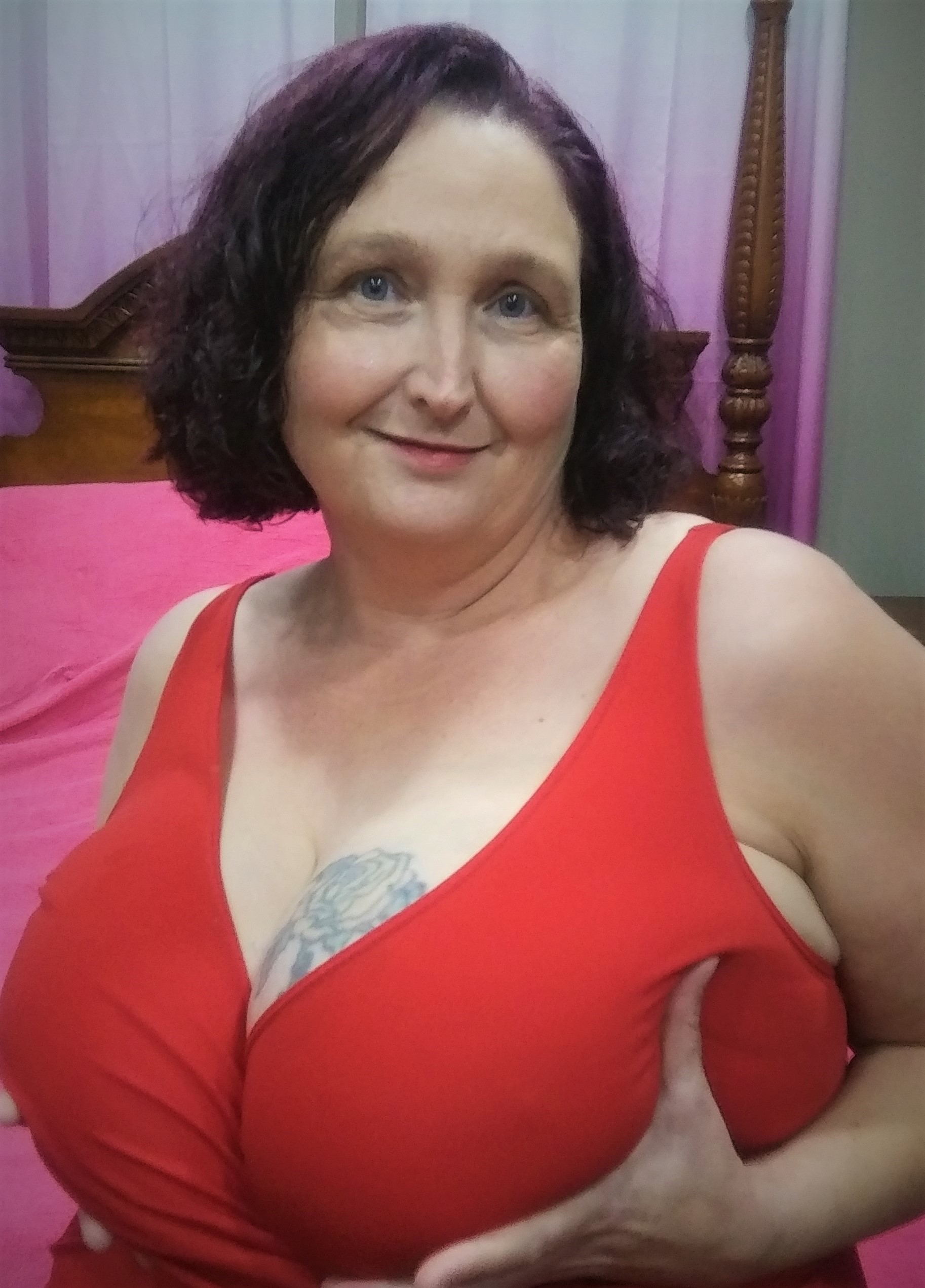 Voluptuous Vixen Is On SlipperyBean Selling Her Nudes, Sextapes & Videos